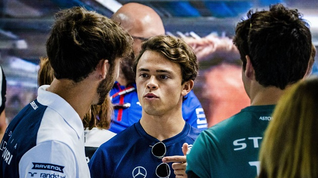 Nyck de Vries e Pierre Gasly conversam no paddock  F1