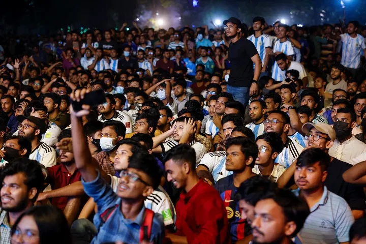 Torcedores fazem festa em Bangladesh com vitória da Argentina