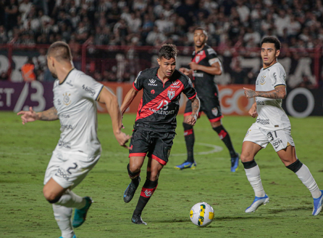 Denílson analisa gol polêmico no jogo entre Corinthians e Atlético-GO Bruno Corsino/ACG