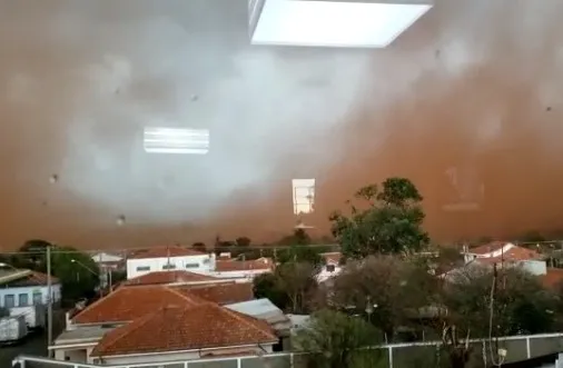Nuvem de poeira atinge Pirassununga, no interior de São Paulo