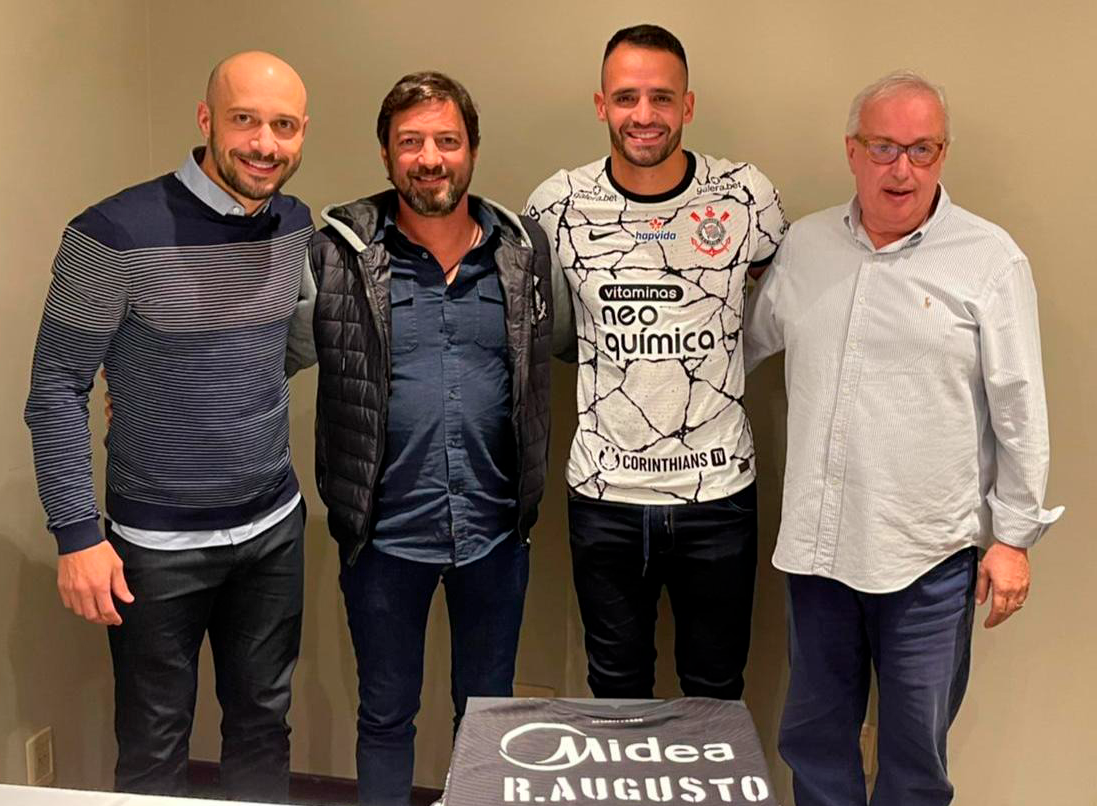 Renato Augusto posa com a diretoria do Corinthians Agência Corinthians