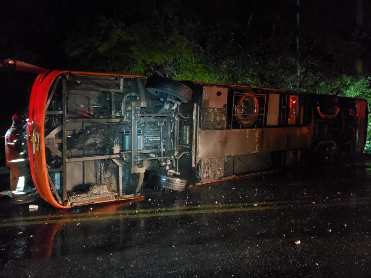 Ônibus tomba e deixa dois mortos na BR-251 em Salinas - Mobilidade BH