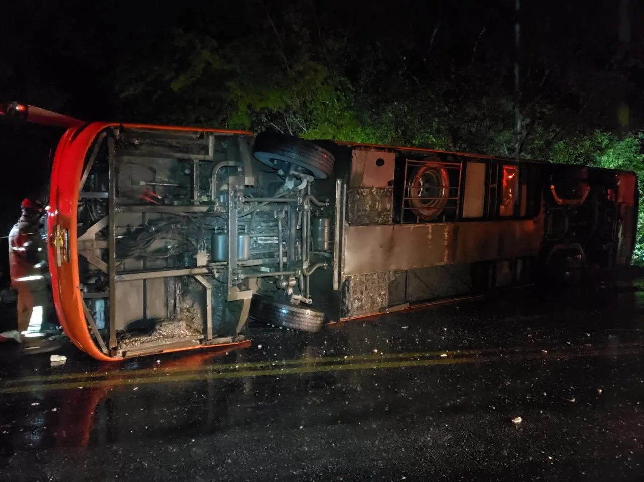 BR 251: Ônibus tomba, mata dois passageiros e deixa 41 feridos