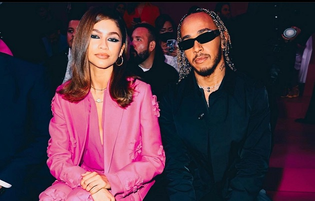 Hamilton posa ao lado da atriz Zendaya no Paris Fashion Week Twitter/Lewis Hamilton