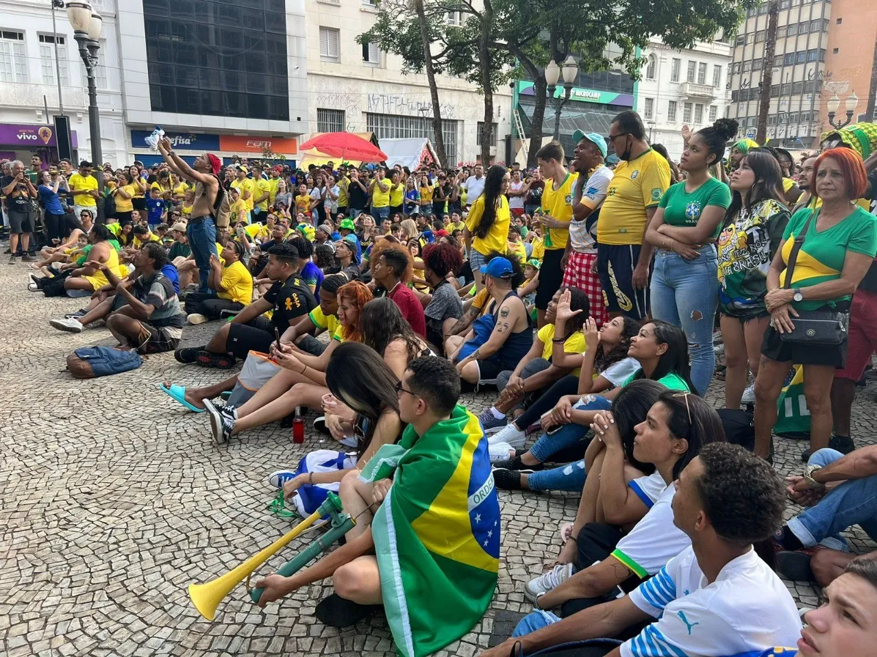 Triste e desolado, o público dispersou lentamente e deixou a praça. Band Mais/ Bárbara Guimarães 