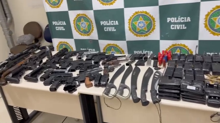 Fuzis, pistolas, granadas e espadas foram encontradas no apartamento Reprodução/Polícia Civil