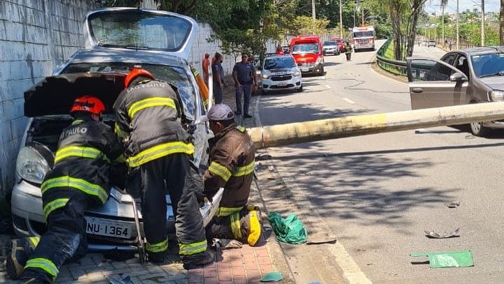 Carro derruba poste em avenida do Urbanova, em São José dos Campos Revista Urbanova