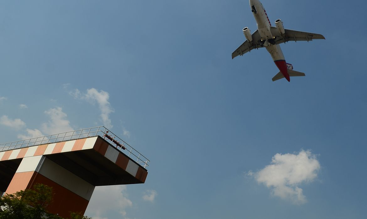 Mais de um terço dos custos totais das companhias aéreas é com o combustível. Foto: Agência Brasil