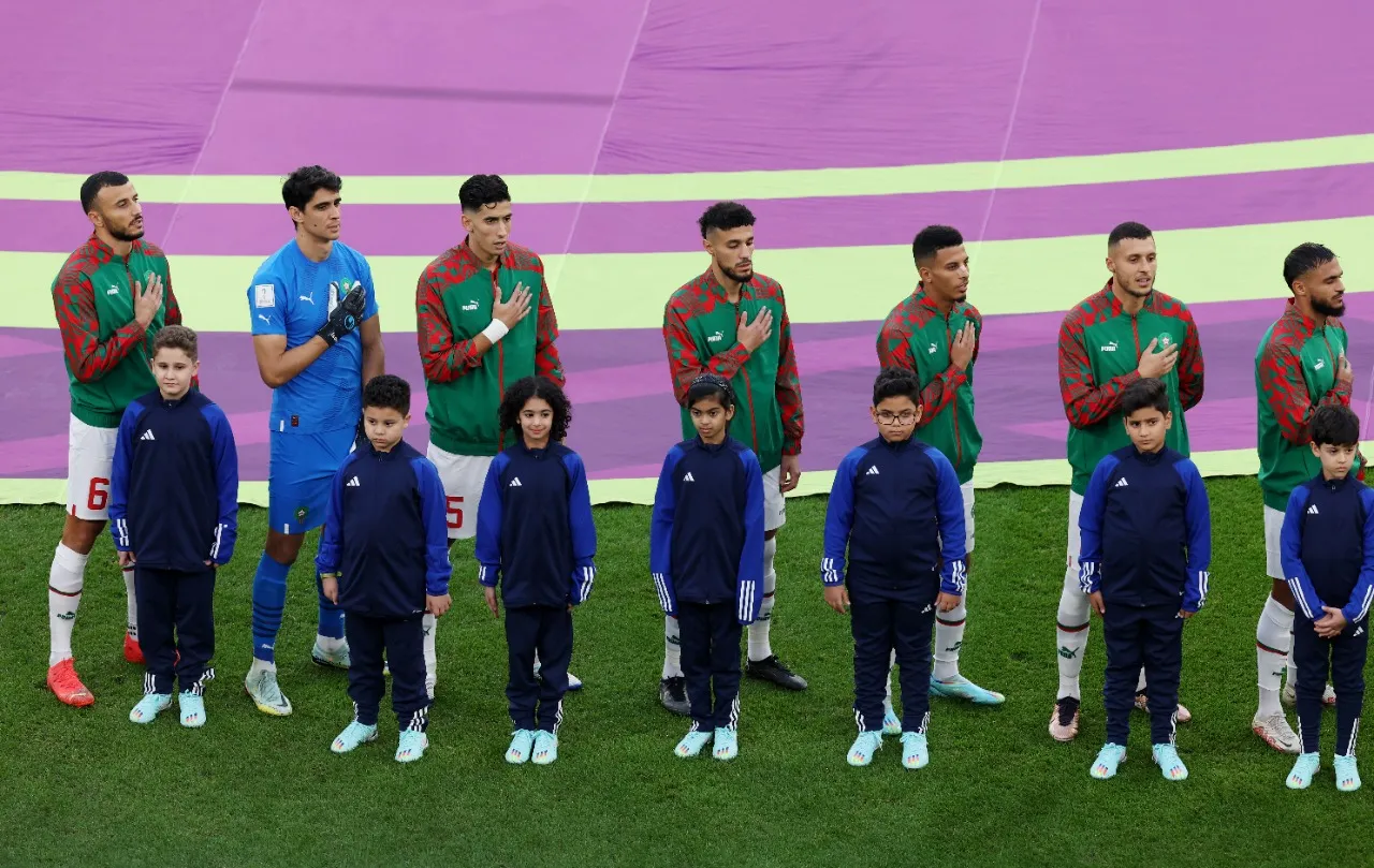 Goleiro marroquino sobe no gramado, tira foto, canta o hino e não joga