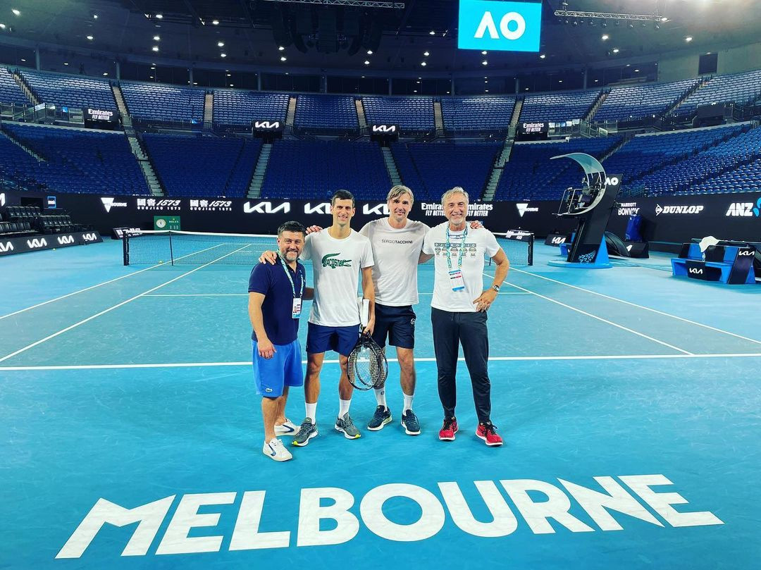 Djokovic treina em Melbourne após recuperar visto para permanecer na Austrália