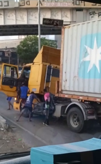 Delegacia investiga morte de caminhoneiro na Avenida Brasil, no trecho da Maré Reprodução/Redes Sociais