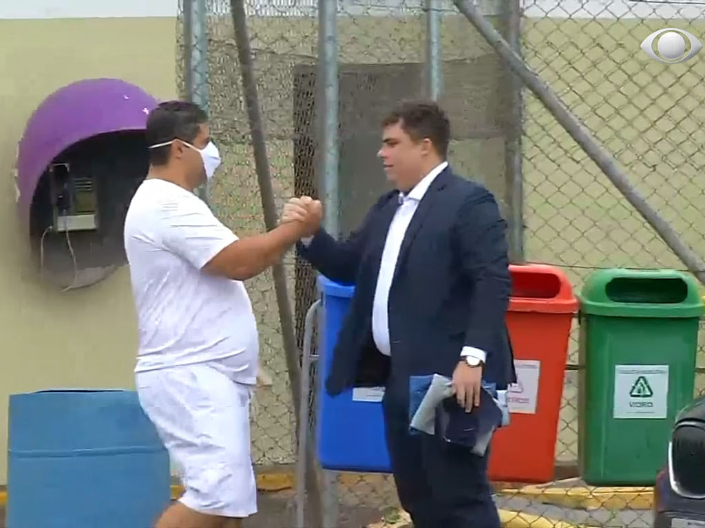 André do Rap foi recebido pelo advogado na saída do presídio