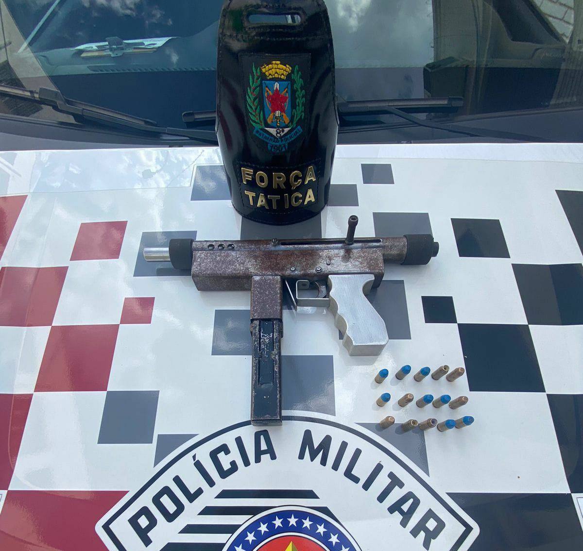 Arma encontrada na área de mata  Divulgação/PM