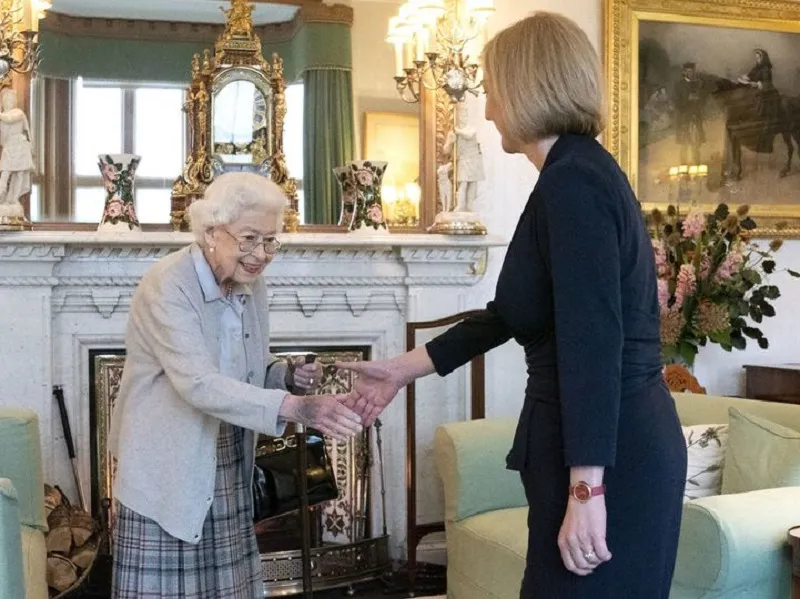 Rainha Elizabeth empossa Liz Truss como primeira-ministra
