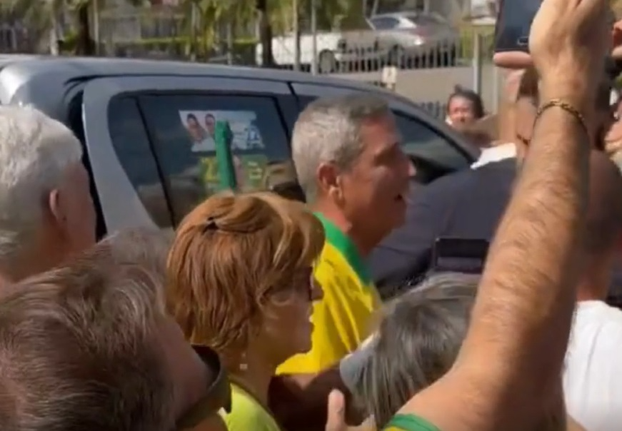 Braga Netto com apoiadores Reprodução