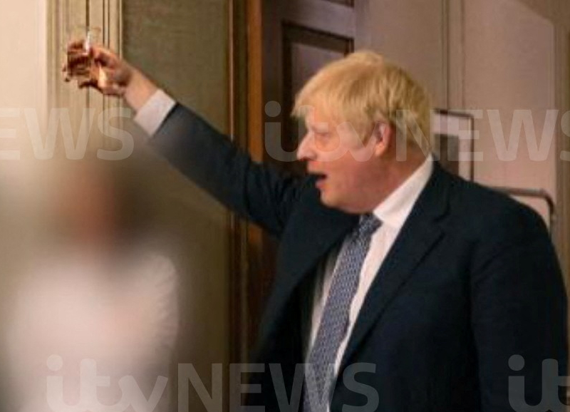 Novas fotos reforçam acusações de festas de Boris Johnson durante a pandemia