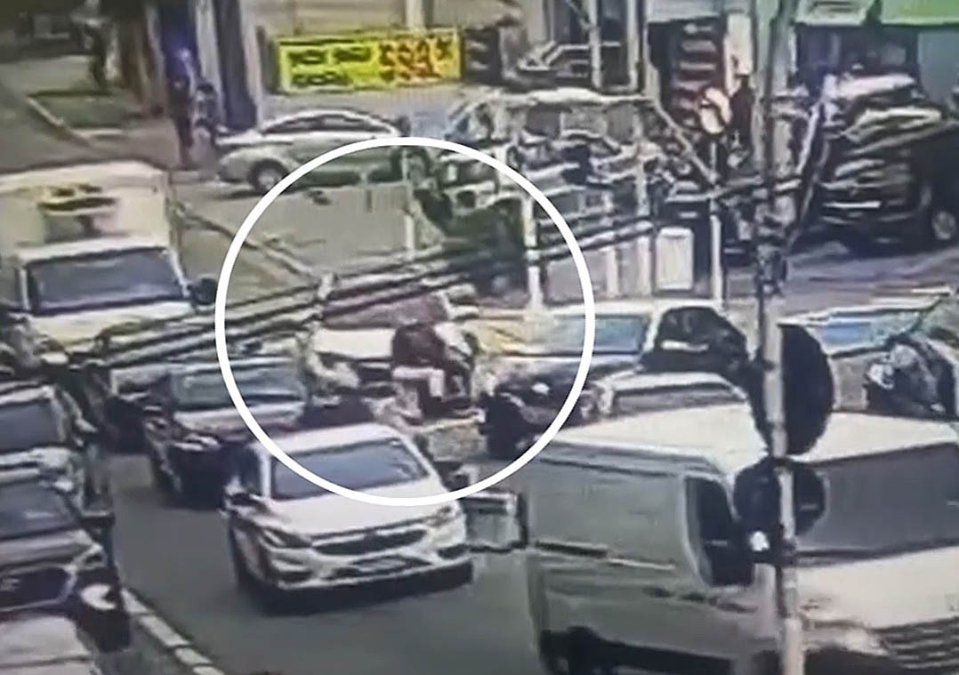 Empresário atropela assaltante disfarçado de entregador em Taboão da Serra (SP)