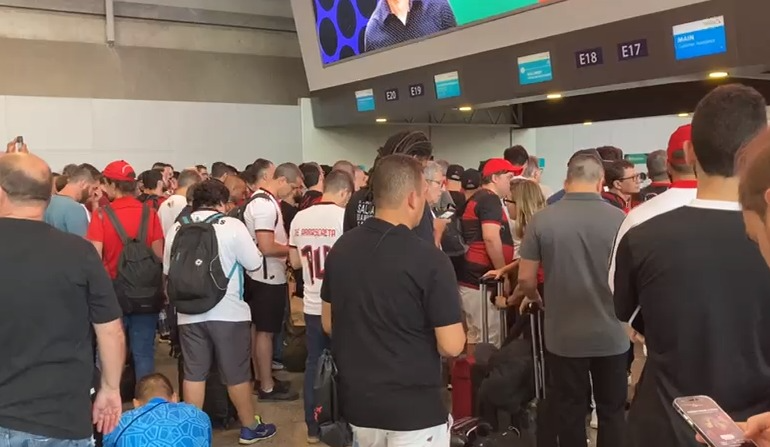 Flamenguistas ficam retidos no aeroporto e não conseguem embarcar para o Equador Foto: Reprodução