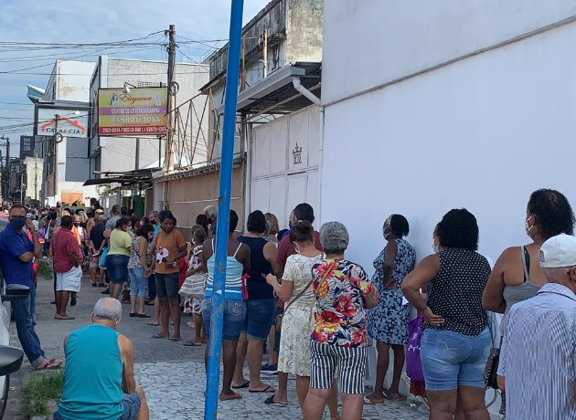 Idosos de Belford Roxo viram a madrugada na fila para receber vacina contra Covid-19 Marcus Sadok/Band TV