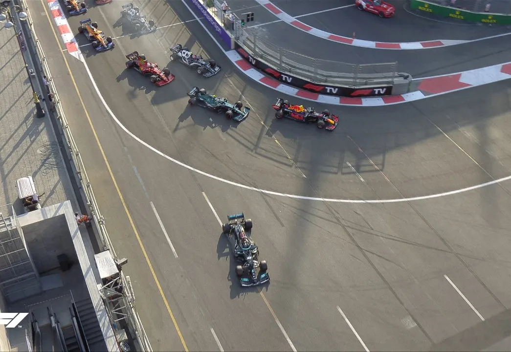 Hamilton passa reto já no fim da corrida