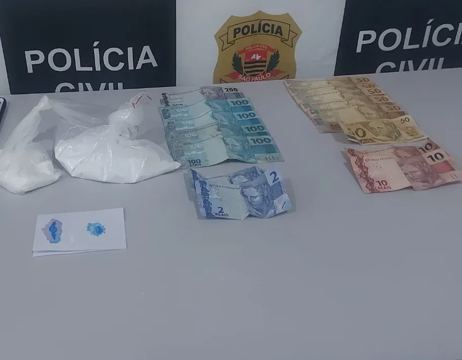 Os policiais apreenderam porções de cocaína