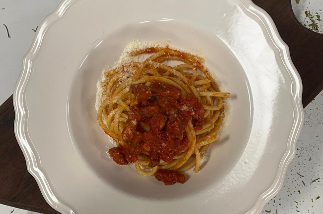 Macarrão furado ao molho de pancetta e queijo | Band Receitas