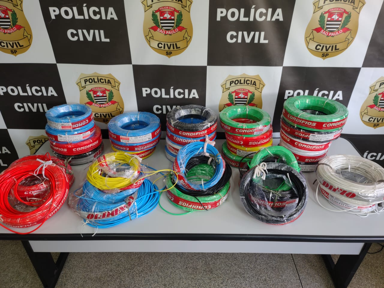 Fios apreendidos da loja no Centro de Campinas Divulgação/Polícia Civil 