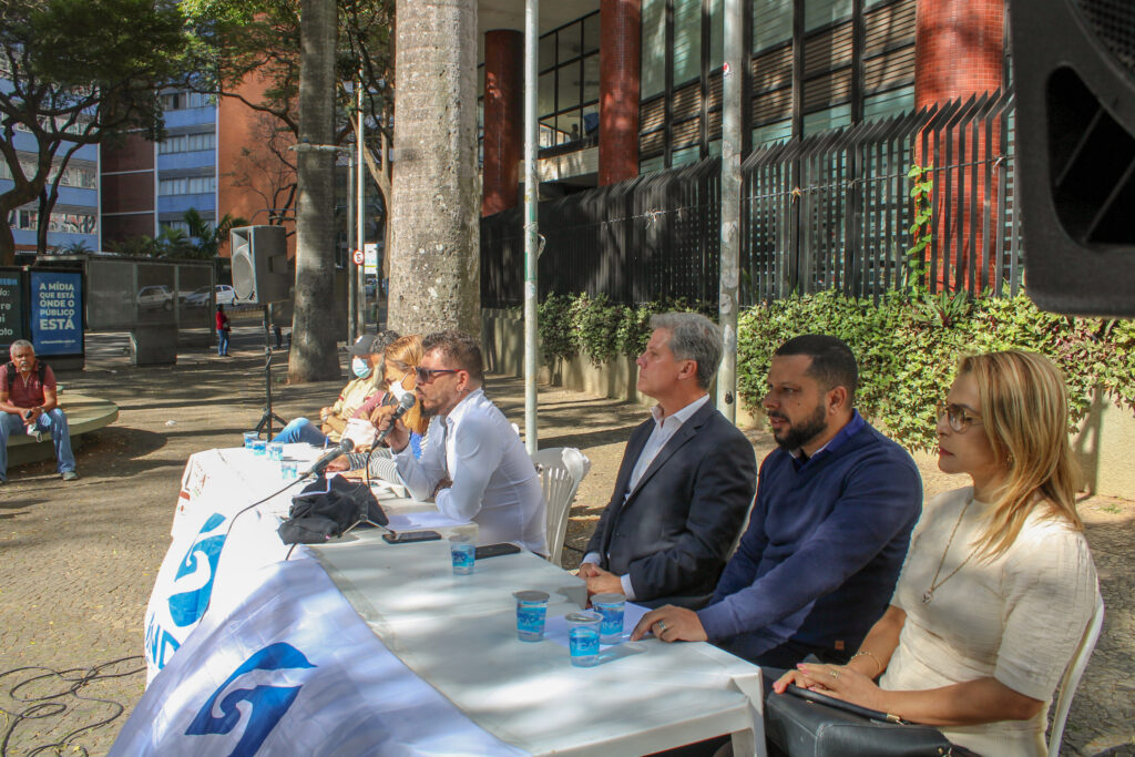 Os agentes protestam contra o corte do pagamento do adicional de insalubridade  Reprodução