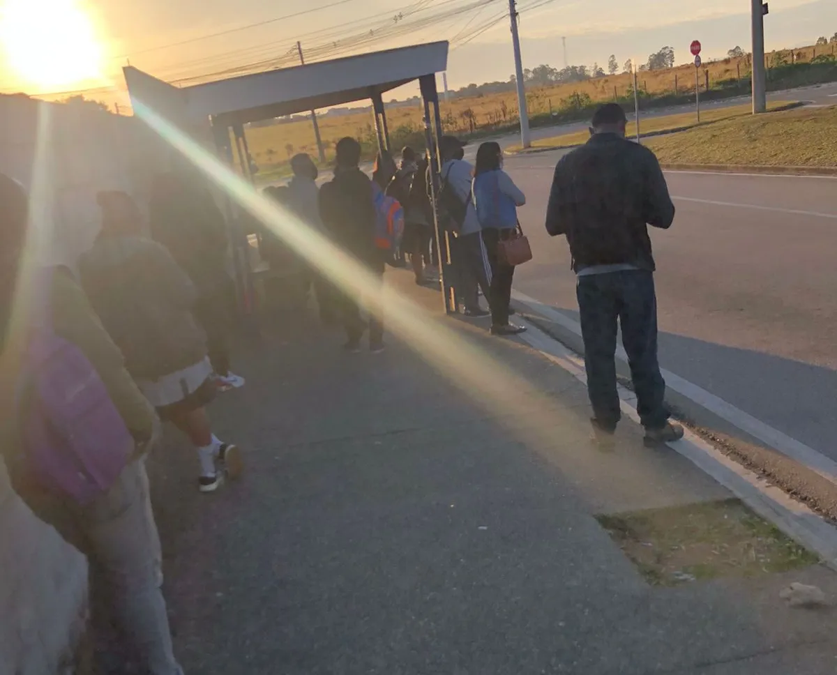 Passageiros aguardam transporte em ponto de ônibus, em manhã de paralisação