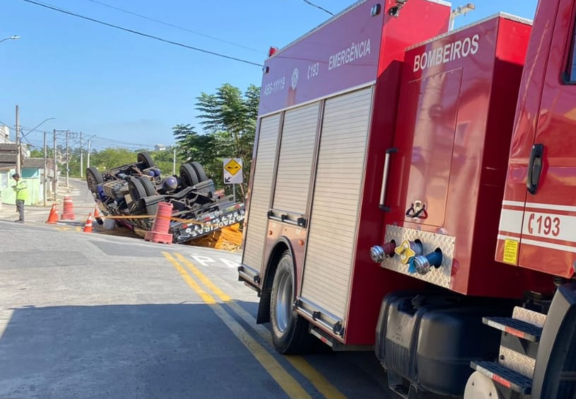 Homem é socorrido após caminhão de madeira tombar em São José dos Campos Divulgação/ CB