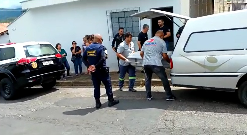 Momento em que corpo da filha é retirado da casa Imagem/Roberto Torrecilhas 