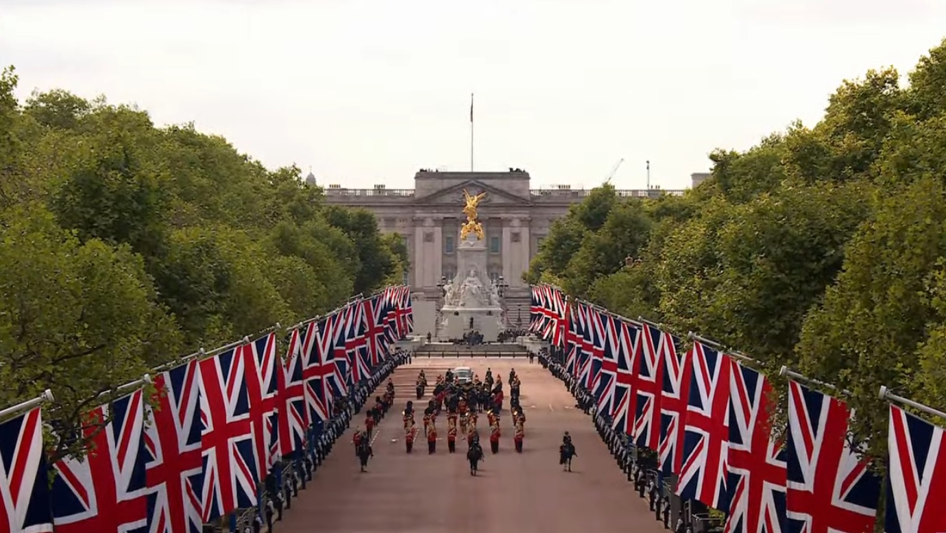 Corpo da rainha Elizabeth II segue em cortejo até o Palácio de Westminster Reprodução/BandNews TV