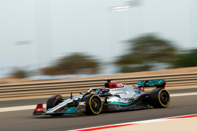 George Russell com a Mercedes W13 nos testes de pré-temporada do Bahrein Mercedes