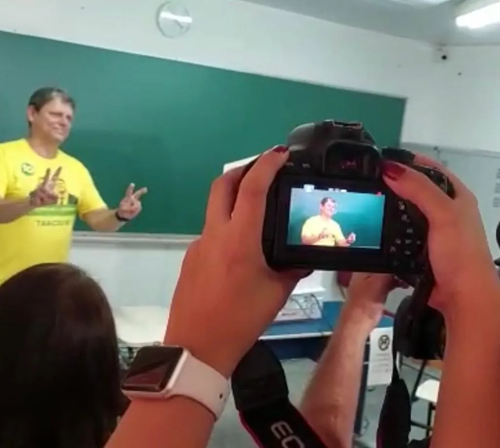 Candidato Tarcísio registra voto em escola de São José dos Campos