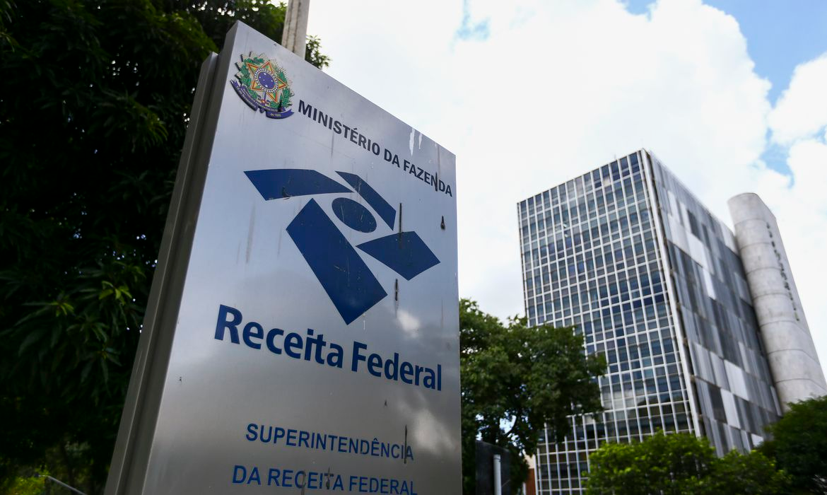 Funcionários da Receita entregam cargos em protesto ao Orçamento de 2022