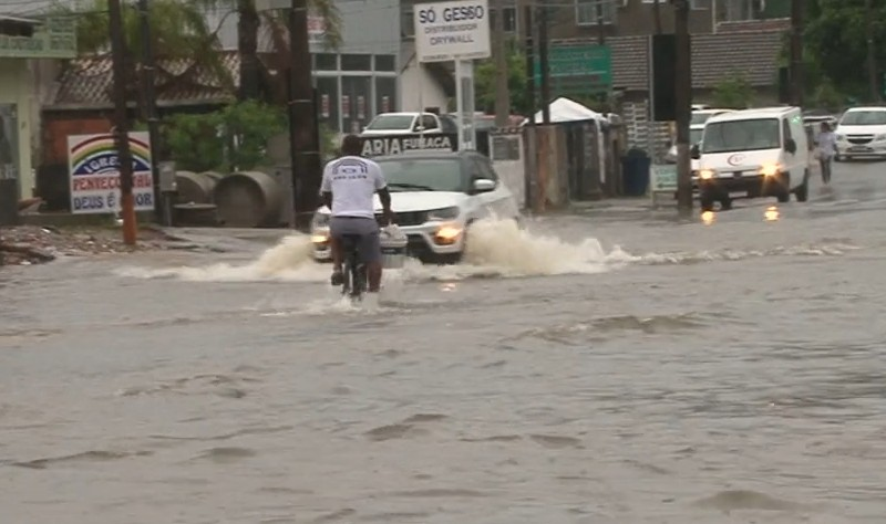 Forte chuva provoca mortes e bloqueia rodovias em Santa Catarina Reprodução