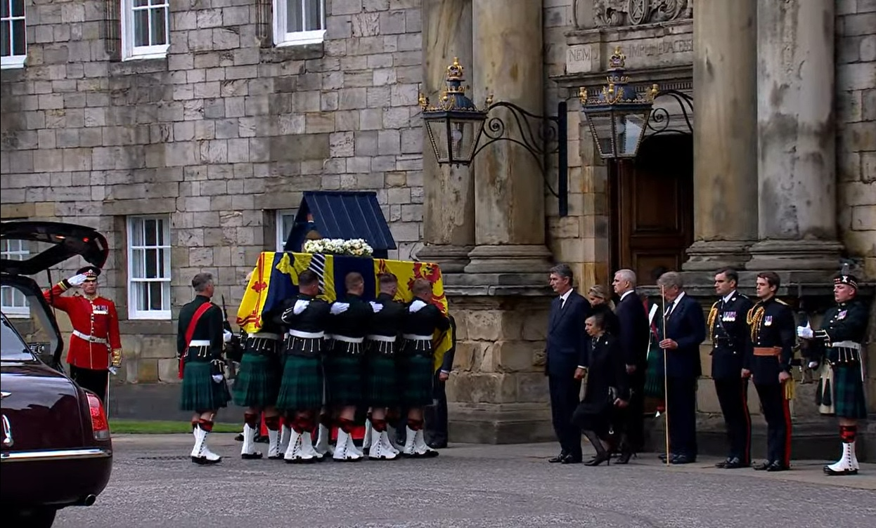 Corpo da rainha Elizabeth II entra no Palácio de Holyrood, em Edimburgo Reprodução/BandNews TV