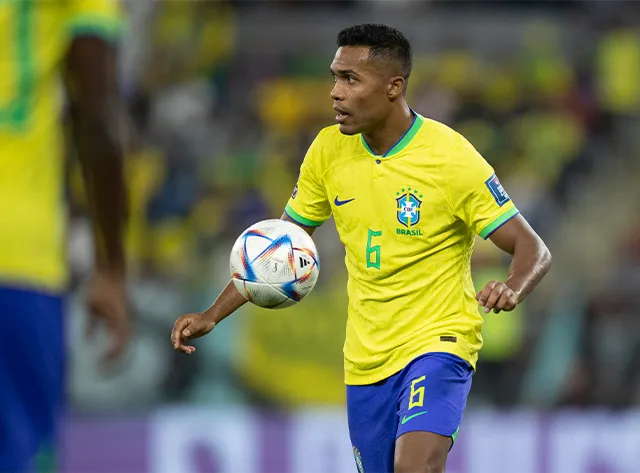 Alex Sandro na partida contra a Suíça