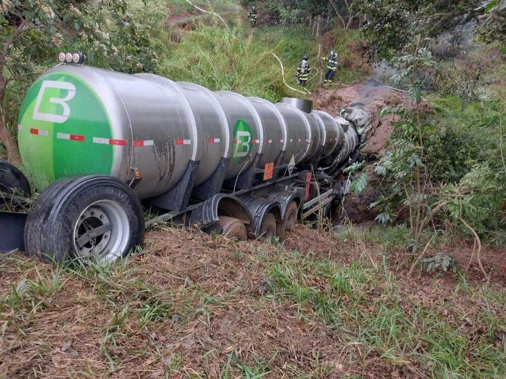 A cabine do caminhão pegou fogo e o motorista morreu