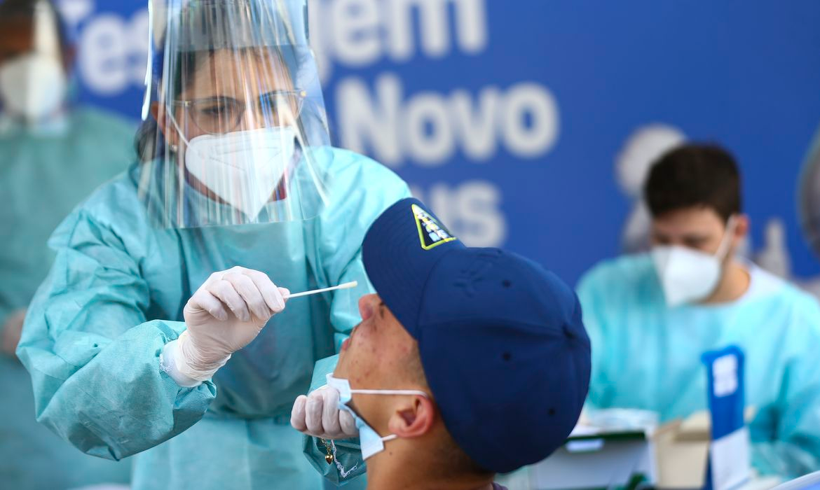 No caso do teste dar positivo após o quinto dia, só será possível deixar o isolamento depo Foto: Marcelo Camargo/Agência Brasil