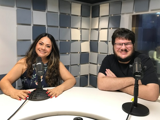 Tatá Lima e Danilo Gobatto, na Rádio Bandeirantes Divulgação/Rádio Bandeirantes