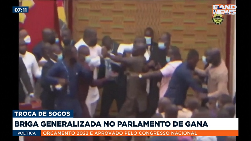 Deputados trocam socos em briga generalizada no parlamento de Gana; assista