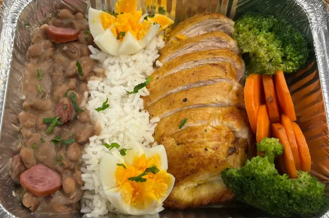 Marmita de arroz, feijão, frango e legumes | Band Receitas