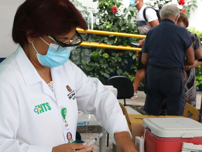 Vacinação em São Paulo avança e maiores de 41 anos podem se imunizar.
