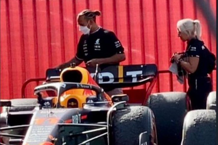 Mercedes nega suposto toque de Hamilton em asa traseira da Red Bull