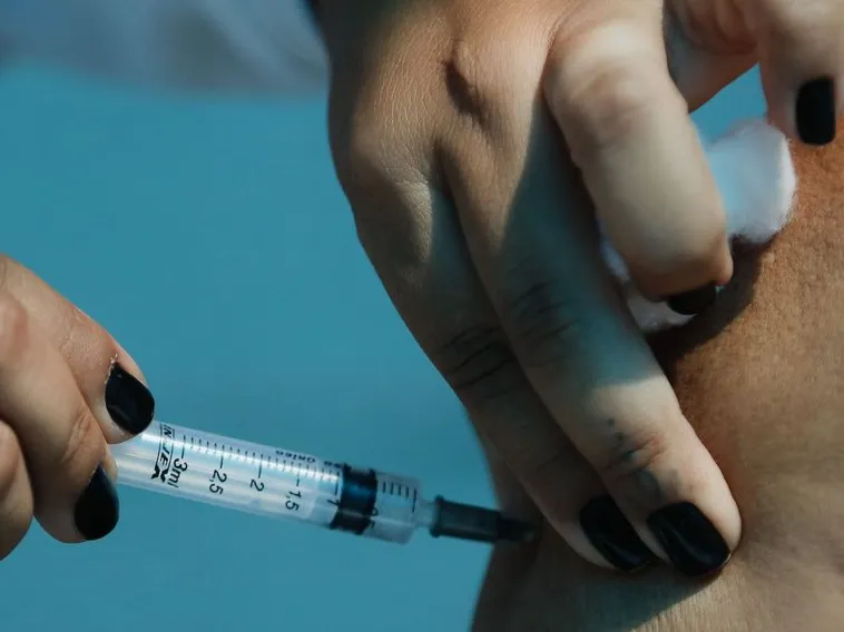 A partir de hoje, pessoas entre 60 e 62 anos de idade já podem se vacinar contra a Covid-19 na cidade de São Paulo