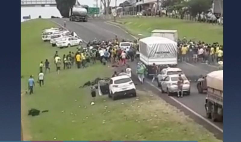 Motorista fura bloqueio e atropela manifestantes no interior de São Paulo Reprodução/Brasil Urgente