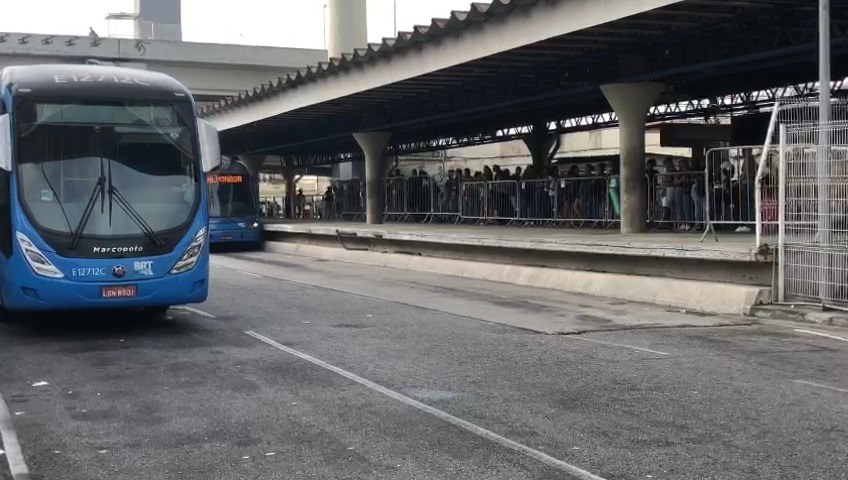 Passageiros enfrentam transtornos nas estações do BRT depois da volta dos rodoviários Éverton Alves