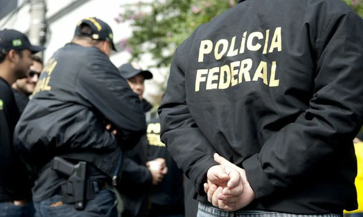 Identificado como Colômbia, ele foi detido após se apresentar à Polícia Federal.