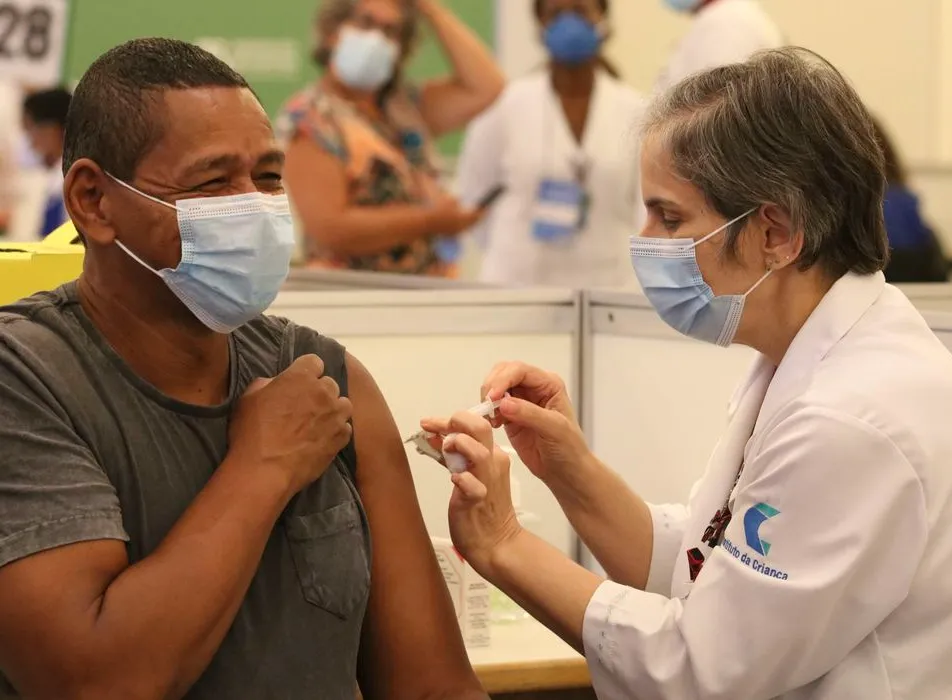 Vacinação em São Paulo tem filas. O grupo liberado é o maior desde o início da campanha.